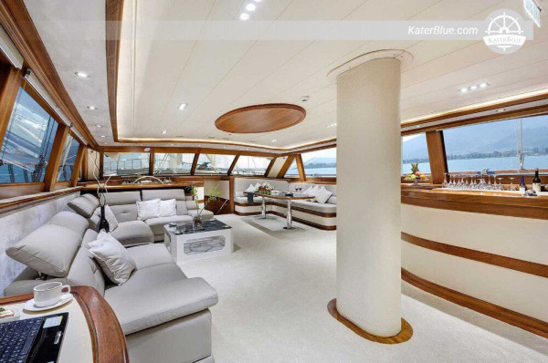 تقدم شركة Magnificent Blue voyage رحلات بحرية إلى جزيرة كورفو التركية على متن يخوت غوليت بطول 40 متراً.
