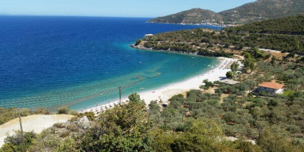 Explorez la beauté naturelle de la Grèce le long de la mer Égée à Alimos, en Grèce.