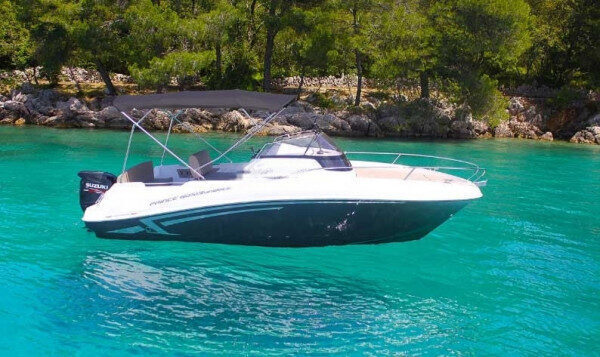 Hırvatistan'ın İstria bölgesindeki Krk'ta, motorlu teknemizle su maceraları dolu mükemmel bir tatil.