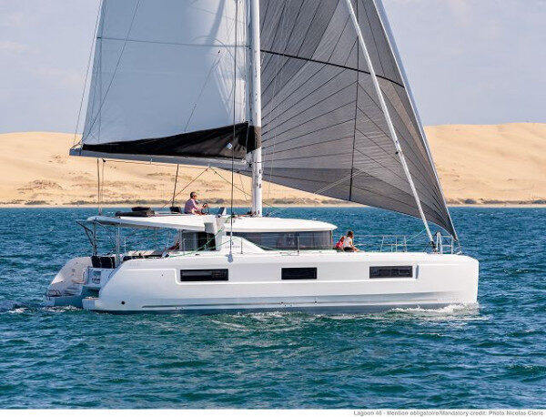 Découvrez la beauté et l'aventure des vacances à la voile à Alimos, en Grèce.