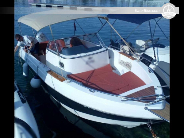 Hırvatistan'ın İstria bölgesindeki Krk'ta Su Maceraları için Modern Tarzda Bir Motorlu Tekne