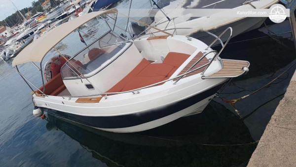 Hırvatistan'ın İstria bölgesindeki Krk'ta Su Maceraları için Modern Tarzda Bir Motorlu Tekne