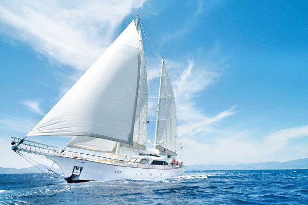 تقدم شركة Magnificent Blue voyage رحلات بحرية إلى جزيرة كورفو التركية على متن يخوت غوليت بطول 40 متراً.