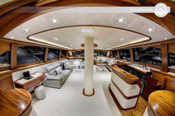 تقدم شركة Magnificent Blue voyage رحلات بحرية إلى جزيرة كورفو التركية على متن يخوت غوليت بطول 40 متراً.