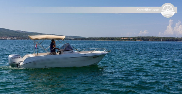 Hırvatistan'ın İstria bölgesindeki Krk'ta Su Maceraları için Modern ve Sportif Bir Sürat Teknesi