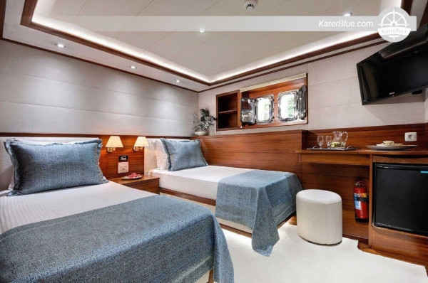 تقدم شركة Magnificent Blue voyage رحلات بحرية إلى جزيرة كورفو التركية على متن يخوت غوليت بطول 40 متراً.