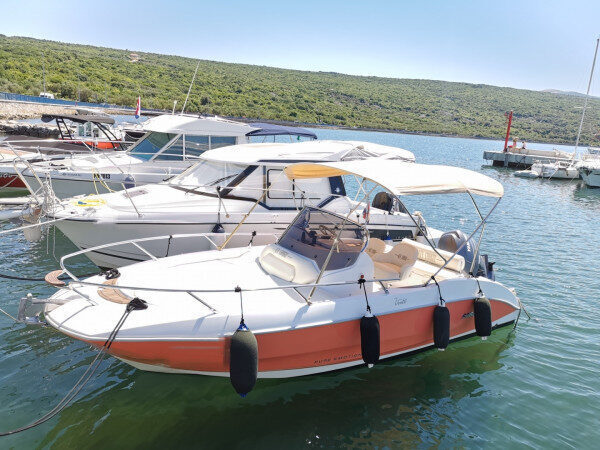 Hırvatistan'ın İstria bölgesindeki Krk'ta Günlük Su Maceraları İçin Sportif ve Geniş Motorlu Tekne