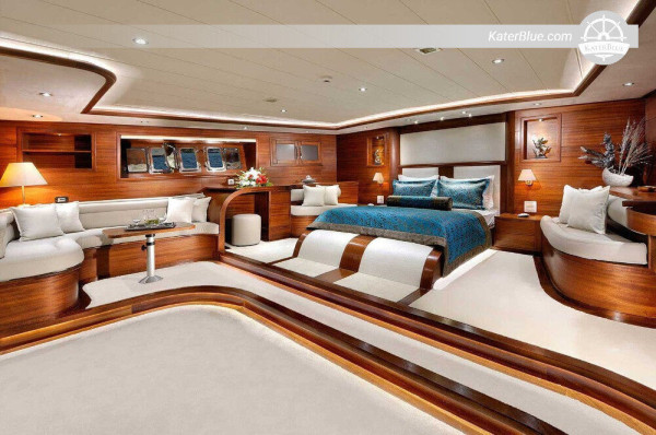 تقدم شركة Magnificent Blue voyage رحلات بحرية إلى جزيرة كورفو التركية على متن يخوت غوليت بطول 40 متراً.