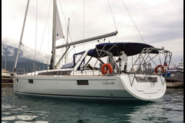 Esperienza di crociera a bordo dello yacht a vela Beneteau Oceanis 48 a Tivat, Montenegro.