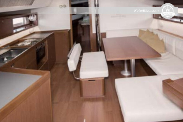 Esperienza di crociera a bordo dello yacht a vela Beneteau Oceanis 45 a Tivat, Montenegro.