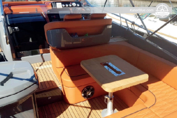 Esperienza di crociera a bordo del Motor Yacht Cranchi E 30 a Tivat, Montenegro