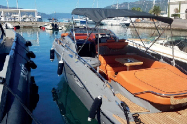 Esperienza di crociera a bordo del Motor Yacht Cranchi E 30 a Tivat, Montenegro