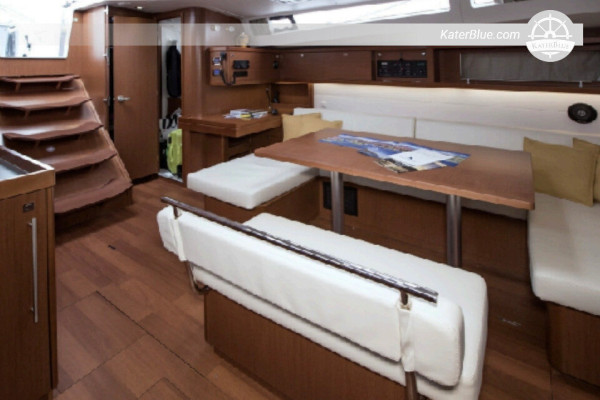 Esperienza di crociera a bordo dello yacht a vela Beneteau Oceanis 48 a Tivat, Montenegro.