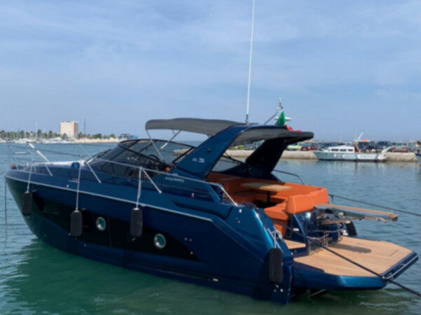 Esperienza di crociera a bordo del Motor Yacht Cranchi Z 35 a Tivat, Montenegro