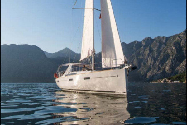 Esperienza di crociera a bordo dello yacht a vela Beneteau Oceanis 45 a Tivat, Montenegro.
