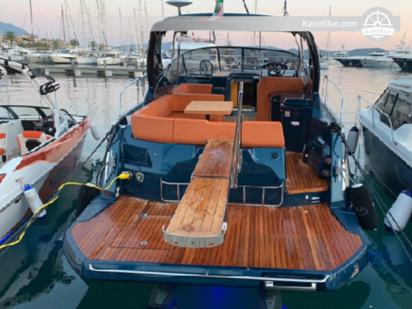 Esperienza di crociera a bordo del Motor Yacht Cranchi Z 35 a Tivat, Montenegro
