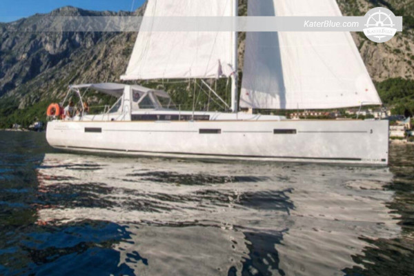 Esperienza di crociera a bordo dello yacht a vela Beneteau Oceanis 45 a Tivat, Montenegro.