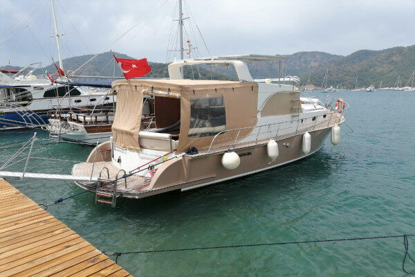 Türkiye'deki Göcek adlı özel yapım ıstakoz teknesinde harika bir gün.