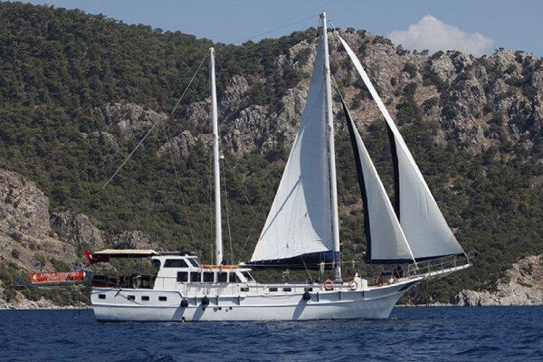 8 kabinli gulet, Marmaris-Türkiye arasında 16 misafir için Mavi Yolculuk sunuyor.