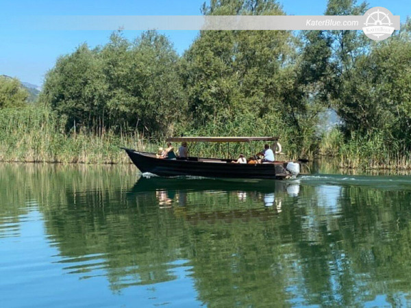 يمكن استيعاب 10 ضيوف على متن قارب خشبي لرحلة بحرية من فيربازار إلى الجبل الأسود