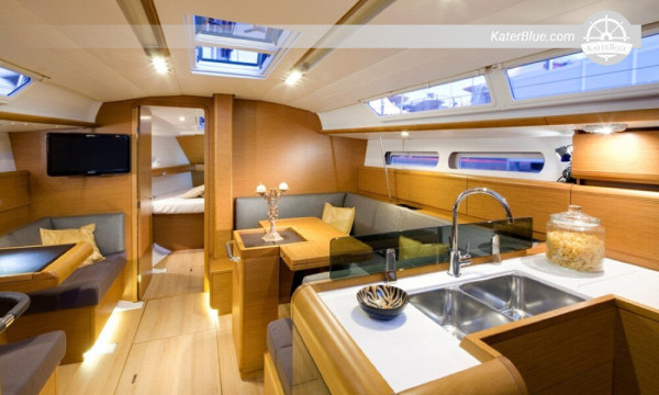 Увеличенный кокпит парусной яхты Sun Odyssey 419, Афины, Греция