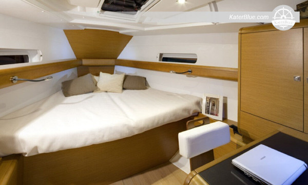 Увеличенный кокпит парусной яхты Sun Odyssey 419, Афины, Греция