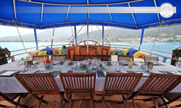 26 metre uzunluğunda, nitelikli mürettebatıyla mavi sularda seyir için uygun gulet, Marmaris-Türkiye.