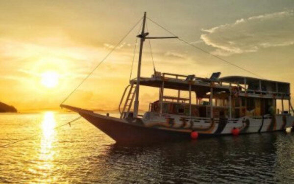 Full Day Cruising Experience Taman Nasional Komodo-Indonesia 