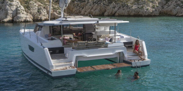 Konforlu salonlu Catamaran Fountaine Pajot Astrea 42, Atina-Yunanistan