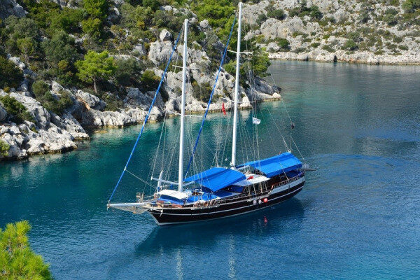 26 metre uzunluğunda, nitelikli mürettebatıyla mavi sularda seyir için uygun gulet, Marmaris-Türkiye.