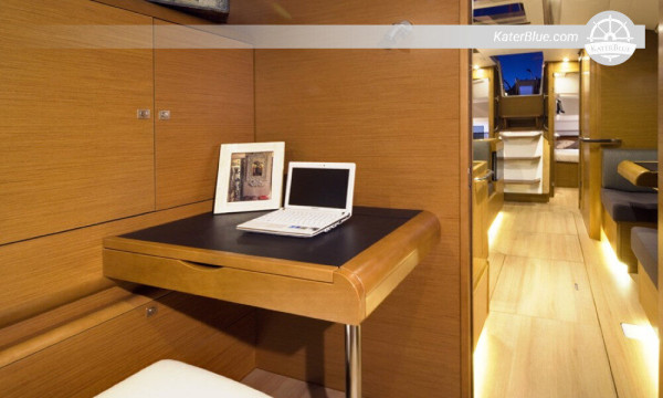 Увеличенный кокпит парусной яхты Sun Odyssey 419, Афины, Греция
