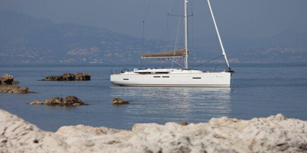 Увеличенный кокпит парусной яхты Sun Odyssey 419, Афины, Греция