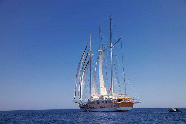 Passeios de barco ao pôr do sol encantadores na Costa Brava com skipper - Espanha