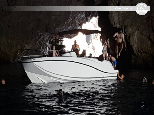 Motoscafo ideale Activ 675 per la Grotta Azzurra di Kotor, Montenegro