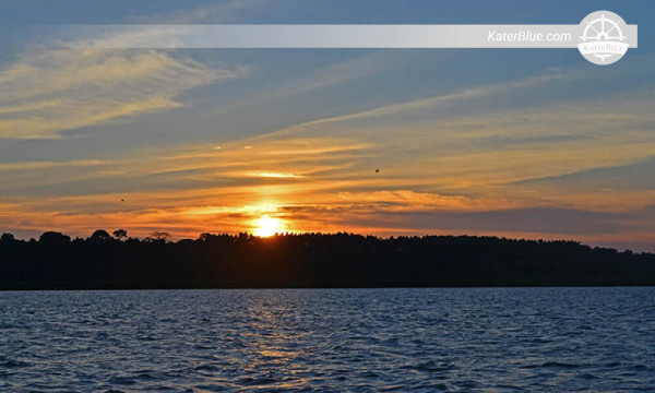 Brindare al tramonto sul lago Vittoria, Buikwe, Uganda
