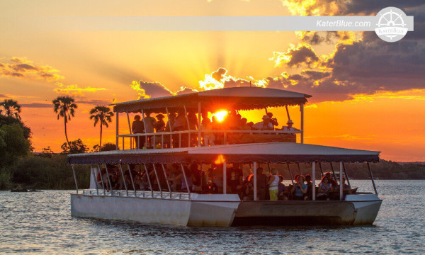 Brindare al tramonto sul lago Vittoria, Buikwe, Uganda