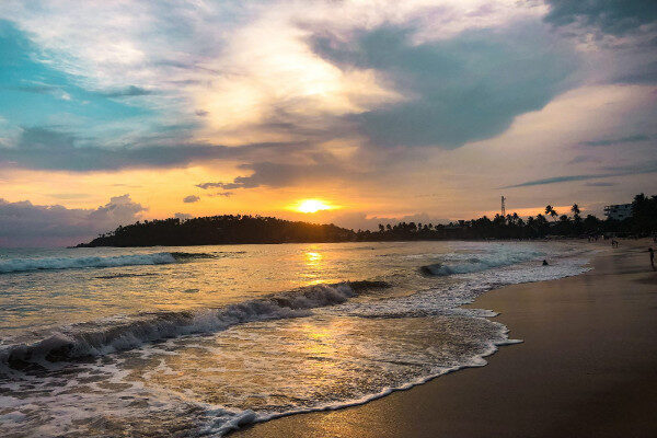 Erleben Sie den wunderschönen Sonnenuntergang in Mirissa, Sri Lanka.