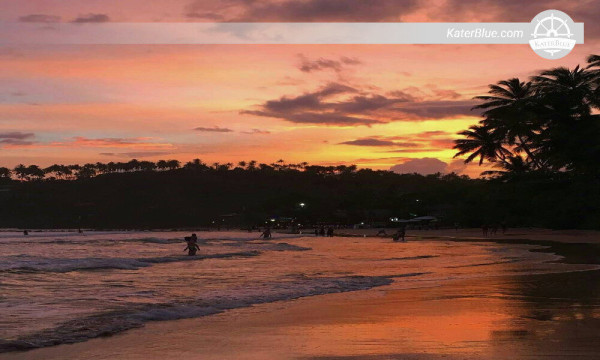 Erleben Sie den wunderschönen Sonnenuntergang in Mirissa, Sri Lanka.
