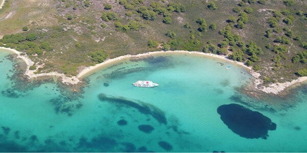 Explore a tranquilidade do aluguel de barco sem tripulação em Lustica, Montenegro.