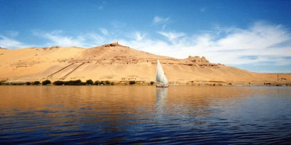 Mısır'ın Aswan kentinde bir gecelik bir nehir turuyla Nil Nehri'nin tarihi güzelliklerini keşfedin.
