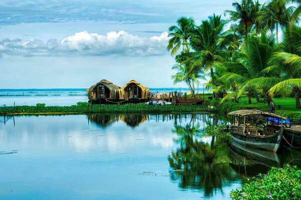 Explore the wonder of Back waters on luxury boat Kerala-India 