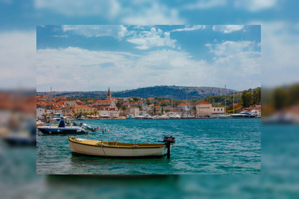 Geniet van een duik in de Blauwe Grot in Trogir, Kroatië.
