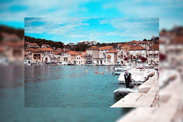 Hırvatistan'ın Trogir şehrinin turkuaz sularının harikalarını keşfedin.