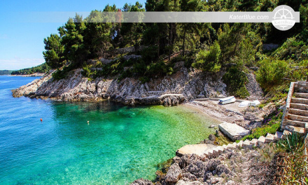 Hauskanpitoa turkoosissa aallossa Trogirissa, Kroatiassa