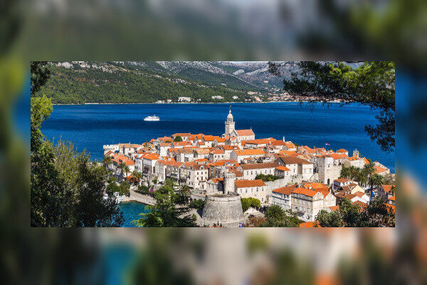 Schwimmen im türkisfarbenen Wasser Trogir-Kroatien