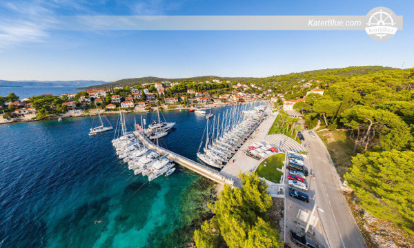 Schwimmen im türkisfarbenen Wasser Trogir-Kroatien