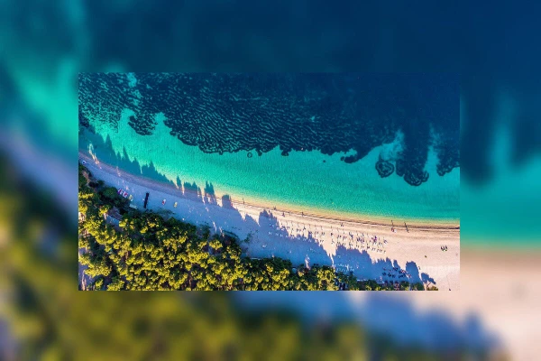 Nager dans les eaux claires de Trogir (Croatie)
