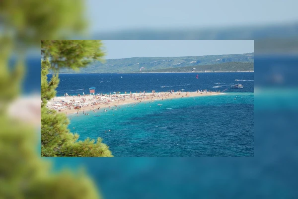 Détente dans les eaux turquoise de Trogir (Croatie)