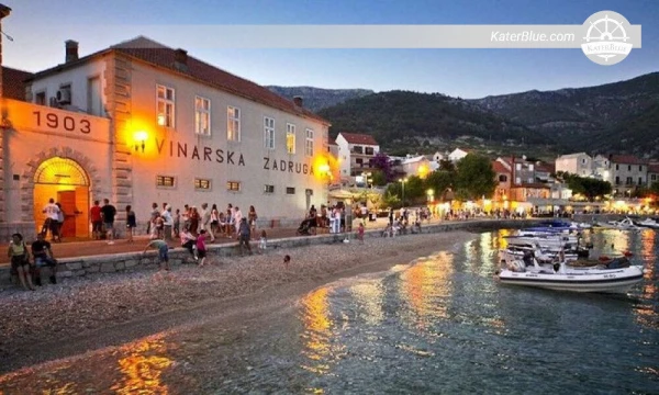 Détente dans les eaux turquoise de Trogir (Croatie)