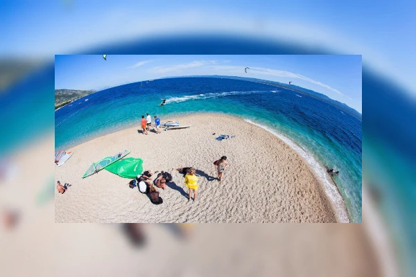 Détente sur la plage de Murvica à Trogir, en Croatie